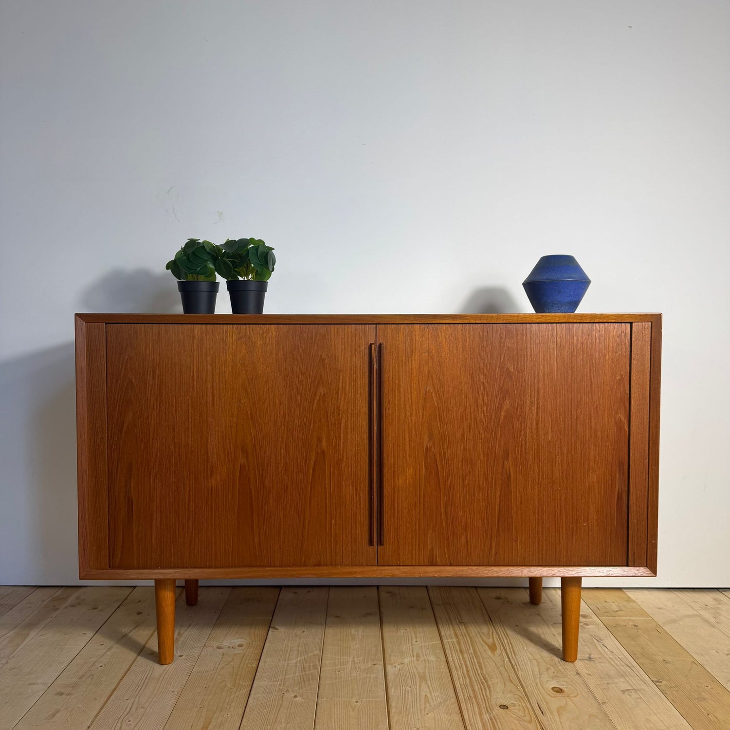 Sideboard di Kai Kristiansen in Teak con Ante a Scomparsa – Danimarca Anni ’60