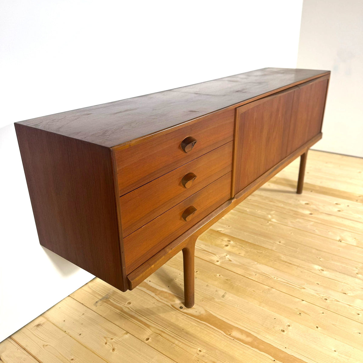 Credenza vintage in teak Tom Robertson McIntosh – sideboard Mid-Century anni ’60