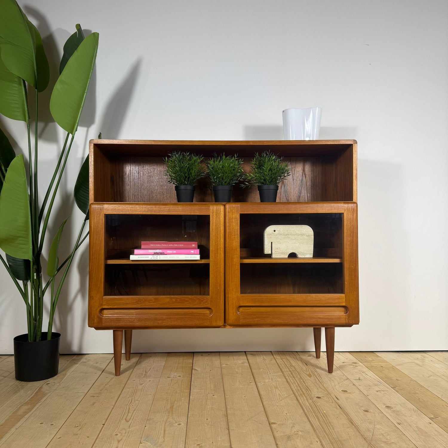 Libreria Vintage Dyrlund in Teak con Ante in Vetro – Danimarca, Anni ’60 | Design Scandinavo