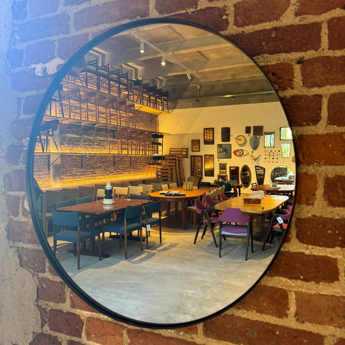 Specchio rotondo con cornice nera, vintage.