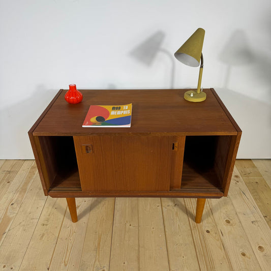 Piccola Sideboard Danese in Teak con Ante Scorrevoli – Anni ’60