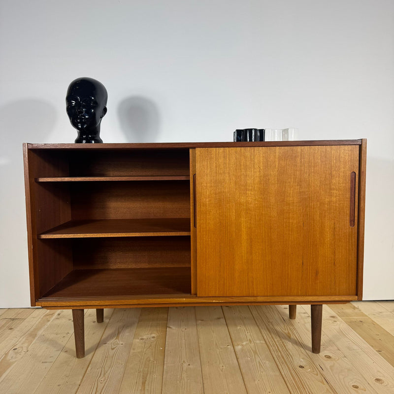 Sideboard danese in teak con ante scorrevoli – Anni ’60