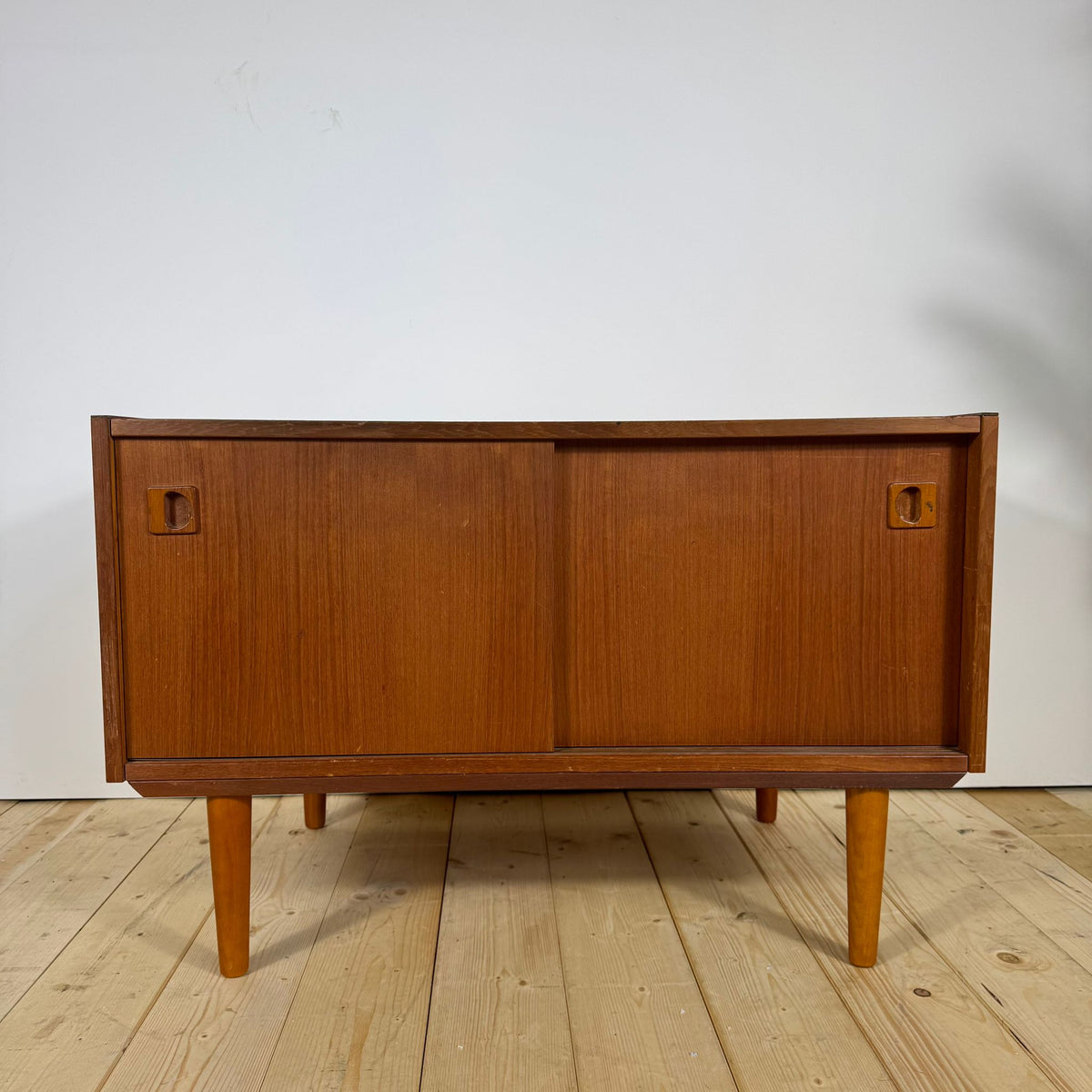 Piccola Sideboard Danese in Teak con Ante Scorrevoli – Anni ’60