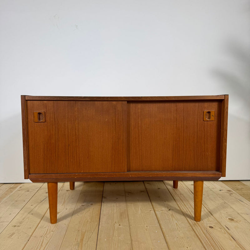 Piccola Sideboard Danese in Teak con Ante Scorrevoli – Anni ’60