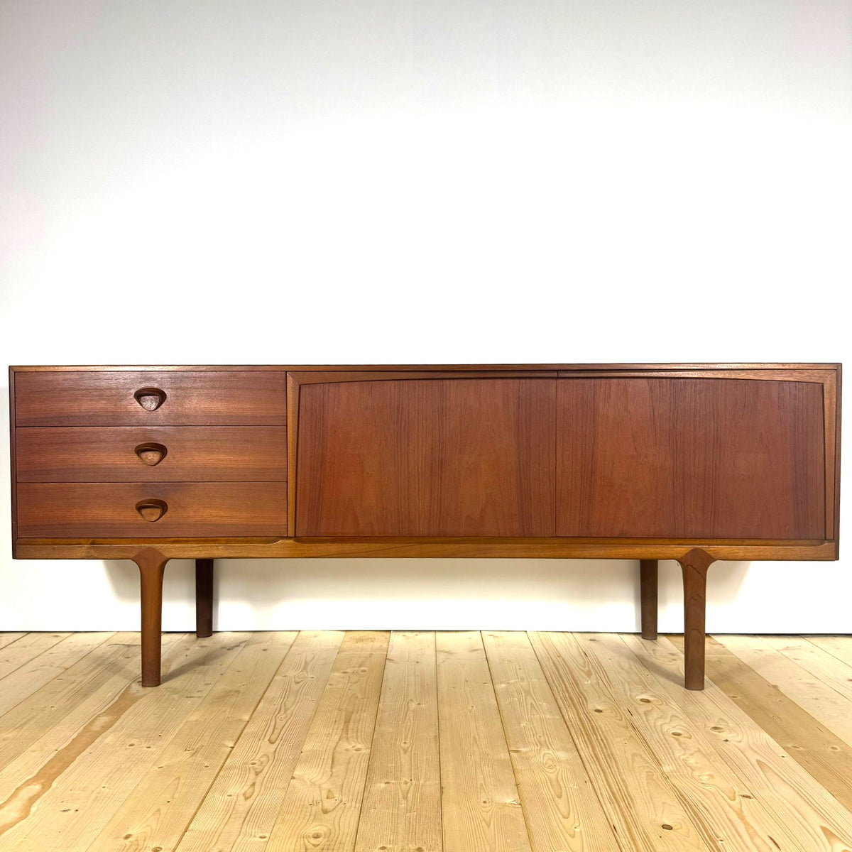 Credenza vintage in teak Tom Robertson McIntosh – sideboard Mid-Century anni ’60