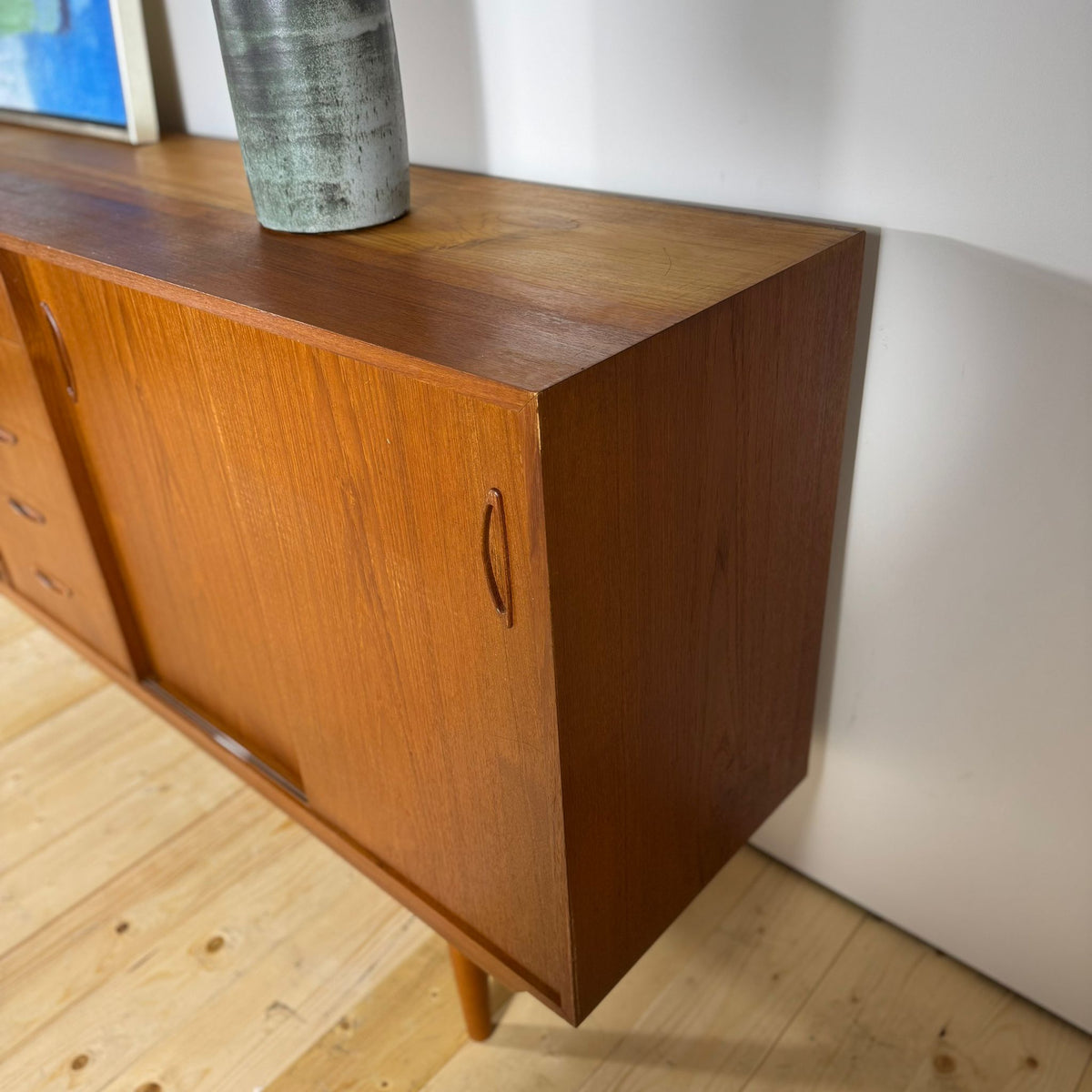 Sideboard Danese Mid-Century Modern in Teak con Cassetti e Ante Scorrevoli – Anni ’60