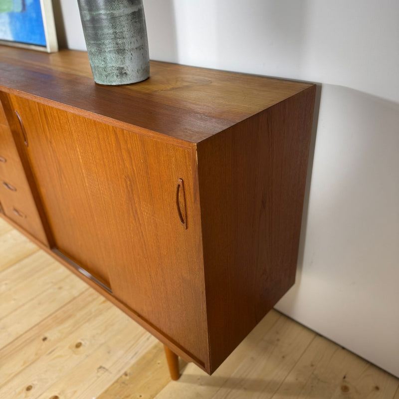 Sideboard Danese Mid-Century Modern in Teak con Cassetti e Ante Scorrevoli – Anni ’60
