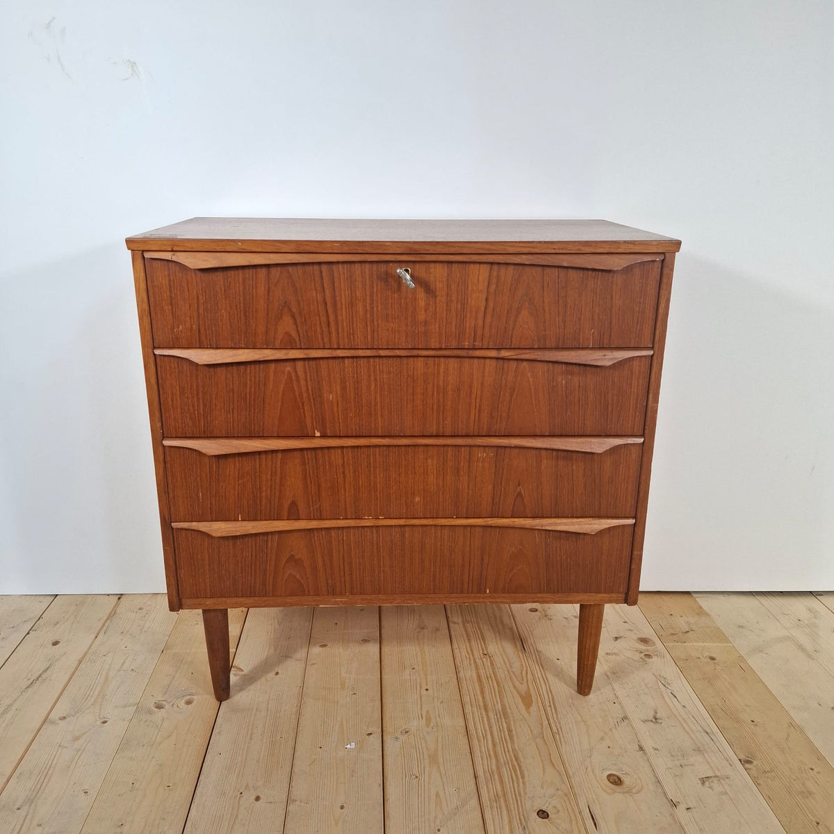 Piccola Cassettiera Mid-Century Modern a Quattro Cassetti – Design Scandinavo in Teak, Anni ’60