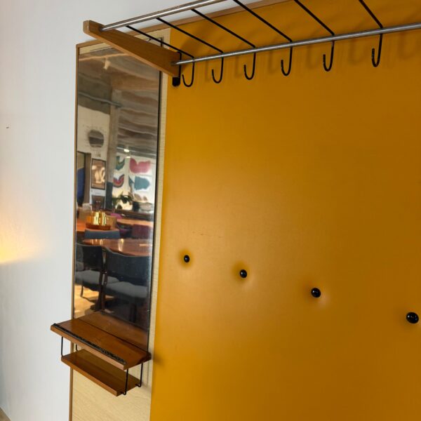 Appendiabiti giallo vintage con specchio