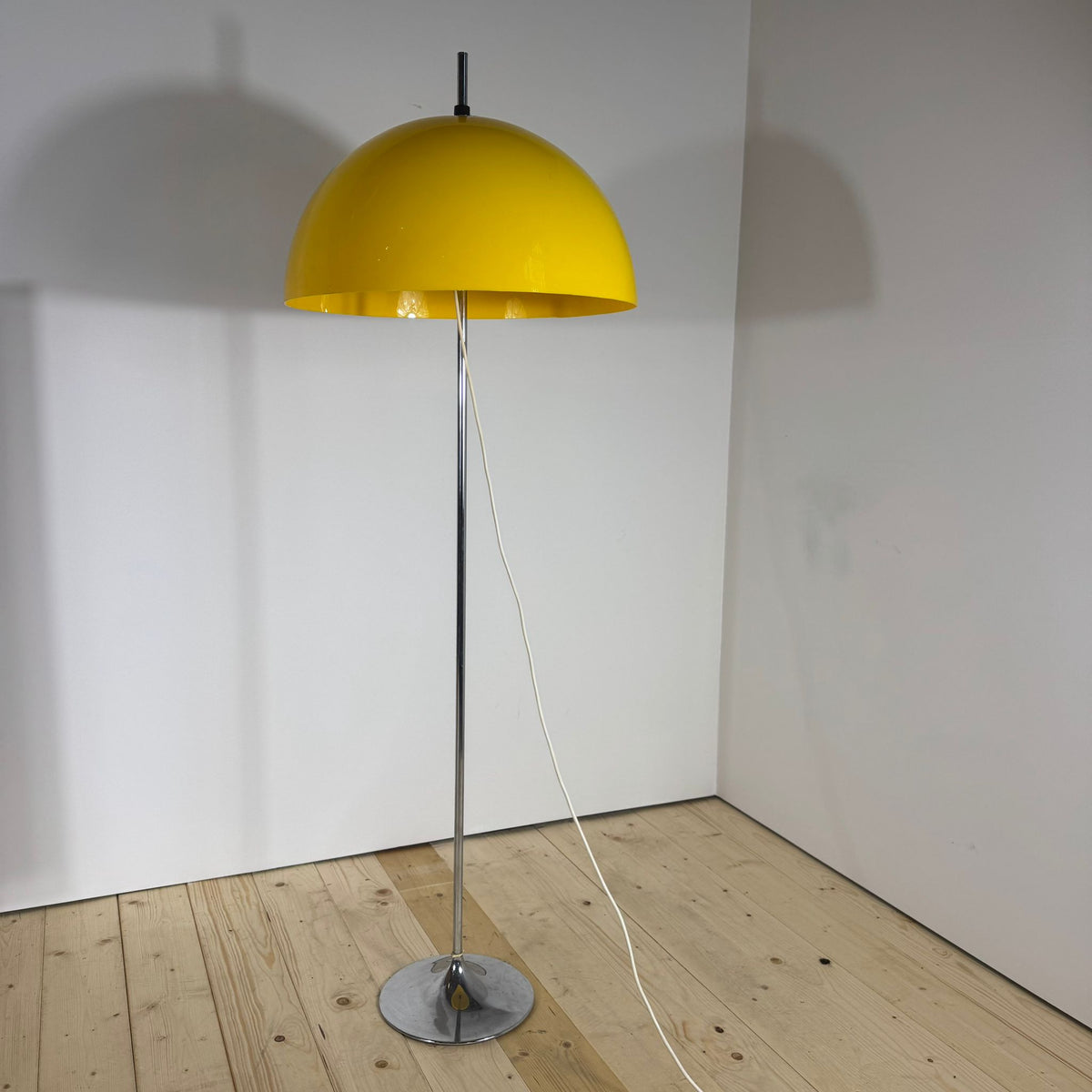 Lampada da Terra Gialla – Design Vintage Nordico