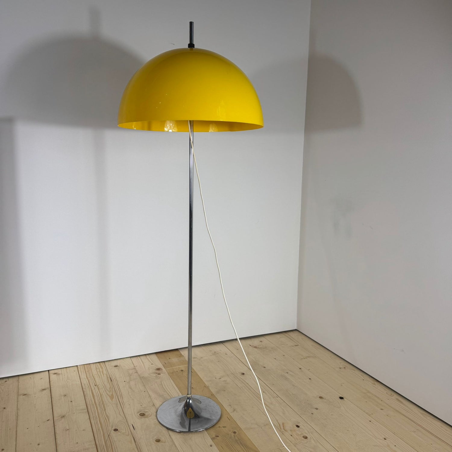 Lampada da Terra Gialla – Design Vintage Nordico