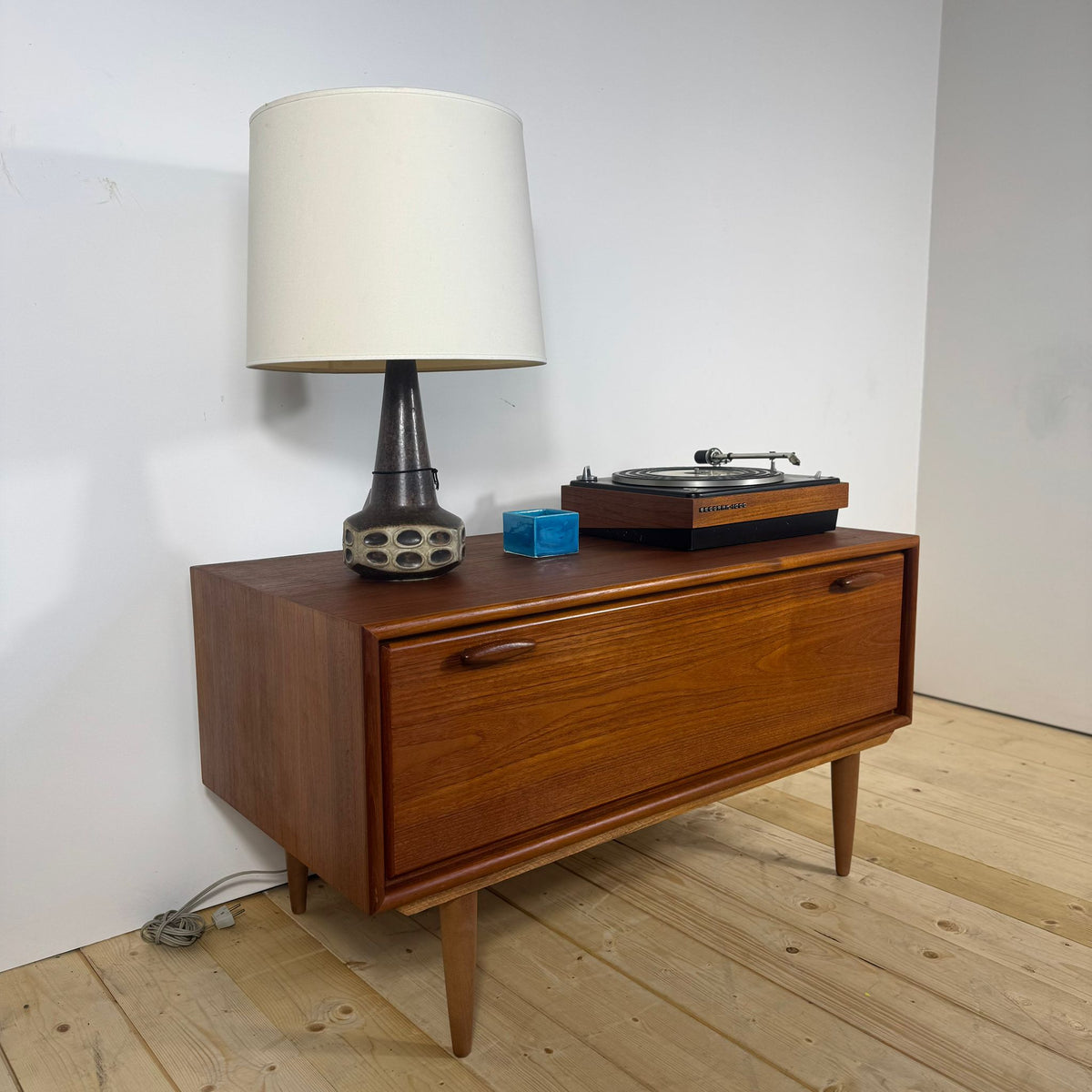 Mobile Basso Vintage con Anta a Ribaltina – Design Scandinavo Anni ’60, Teak e Dettagli Eleganti
