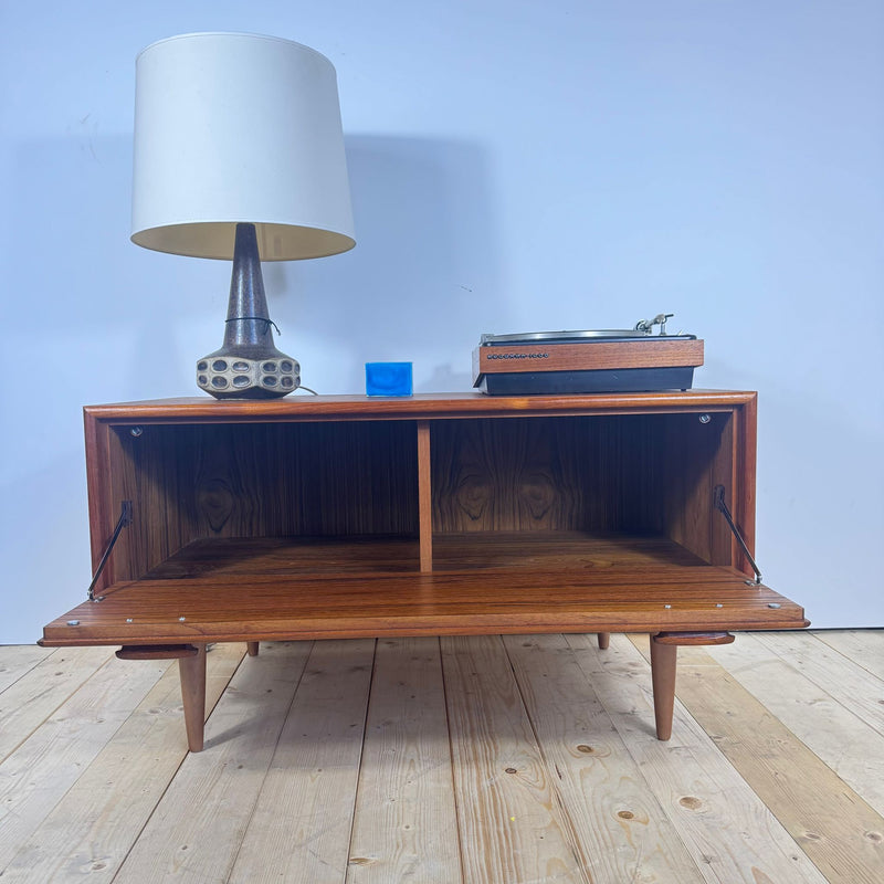Mobile Basso Vintage con Anta a Ribaltina – Design Scandinavo Anni ’60, Teak e Dettagli Eleganti