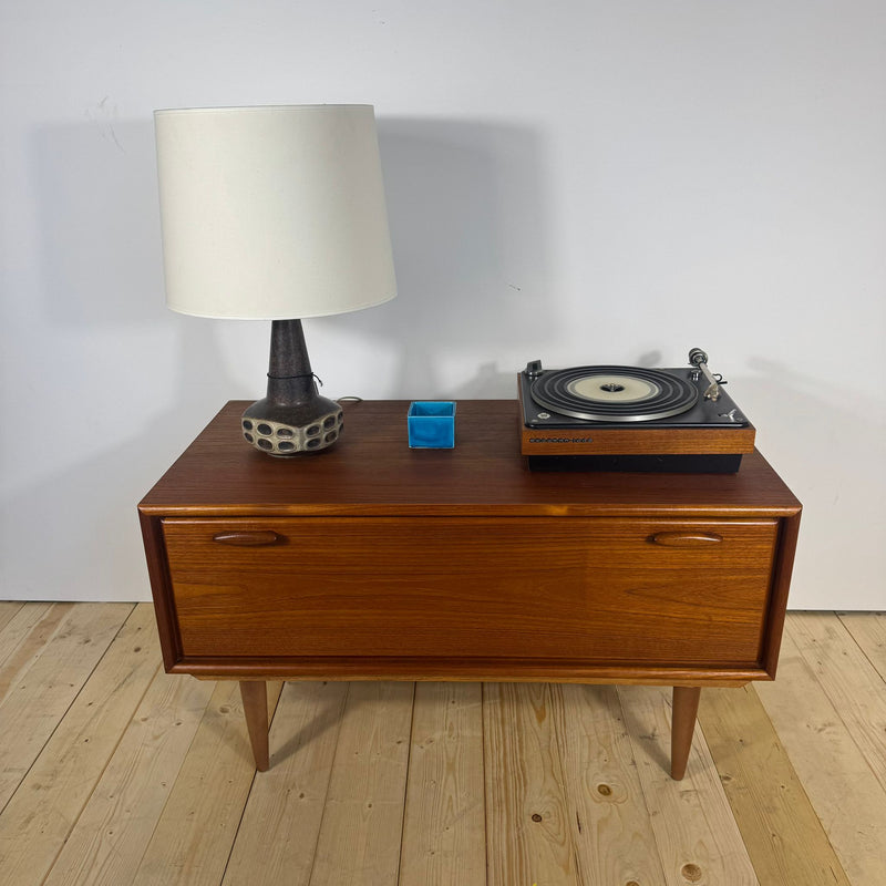 Mobile Basso Vintage con Anta a Ribaltina – Design Scandinavo Anni ’60, Teak e Dettagli Eleganti
