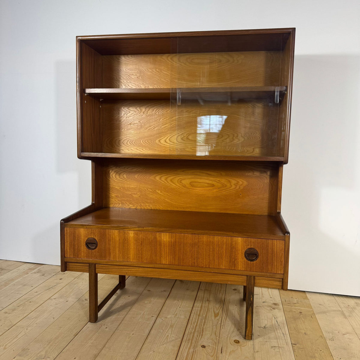 Libreria Vintage in Teak con Ante in Vetro – Eleganza Scandinava Mid-Century