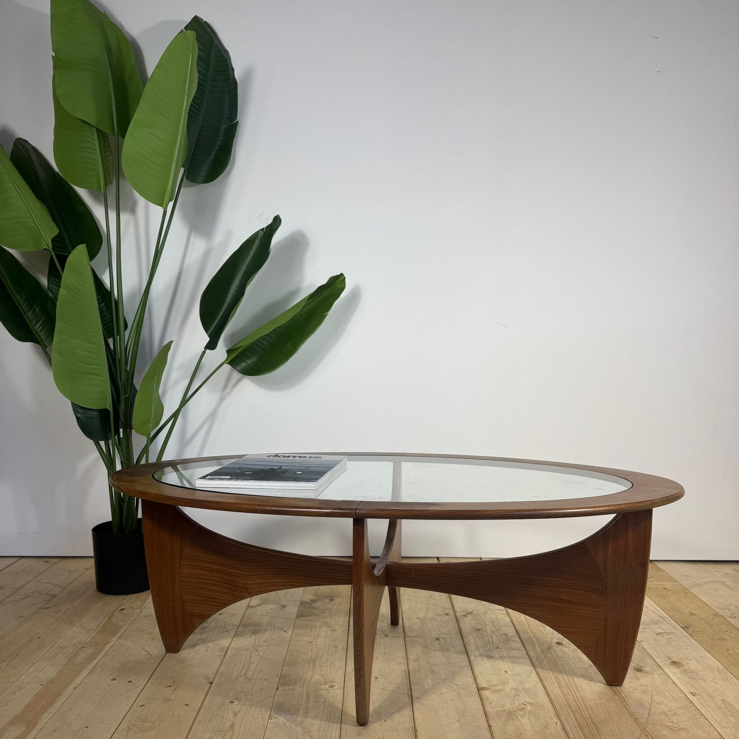 Tavolino da Caffè Ovale G-Plan Astro in Teak e Vetro – Icona Mid-Century
