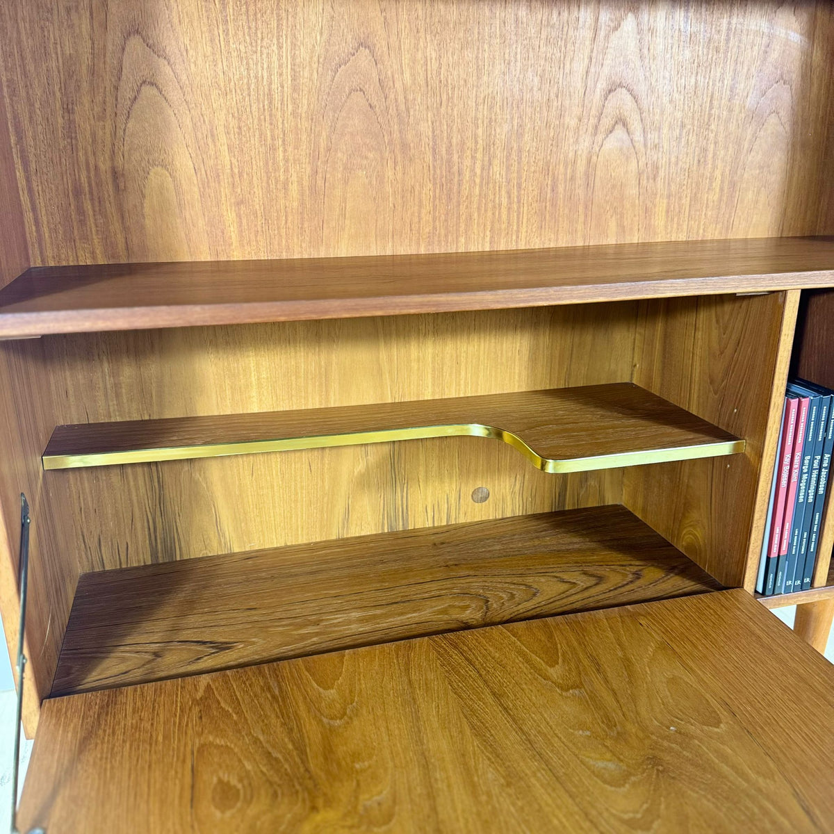 Libreria porta vinili vintage in legno di teak con anta a ribaltina e bar Calusen e Son Danimarca 1960