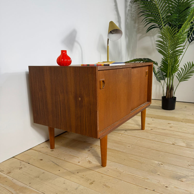 Piccola Sideboard Danese in Teak con Ante Scorrevoli – Anni ’60