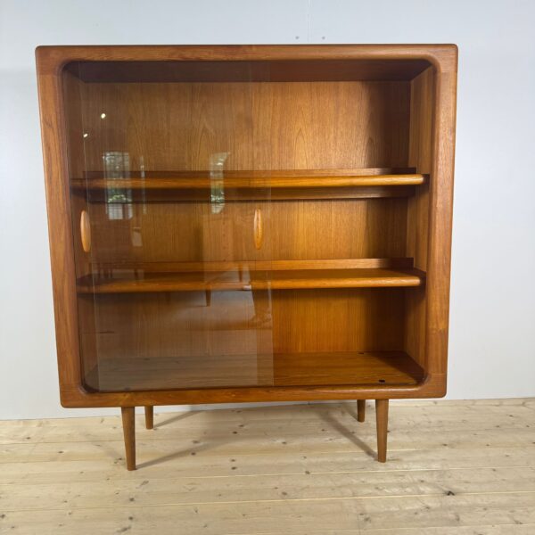 Libreria con ante in vetro, Danimarca 1960