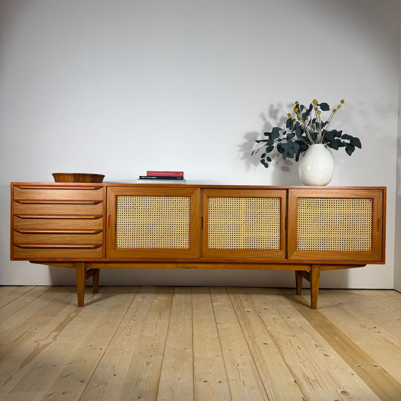 Sideboard Vintage in Teak con Ante in Rattan e Cassetti – Design Scandinavo