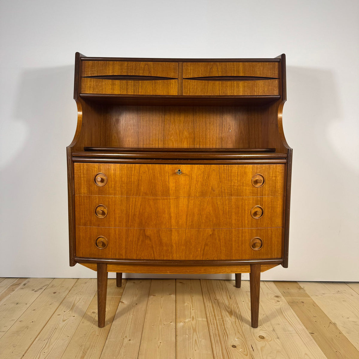 Mobile danese in teak con cassetti e scrittoio estraibile – 1960