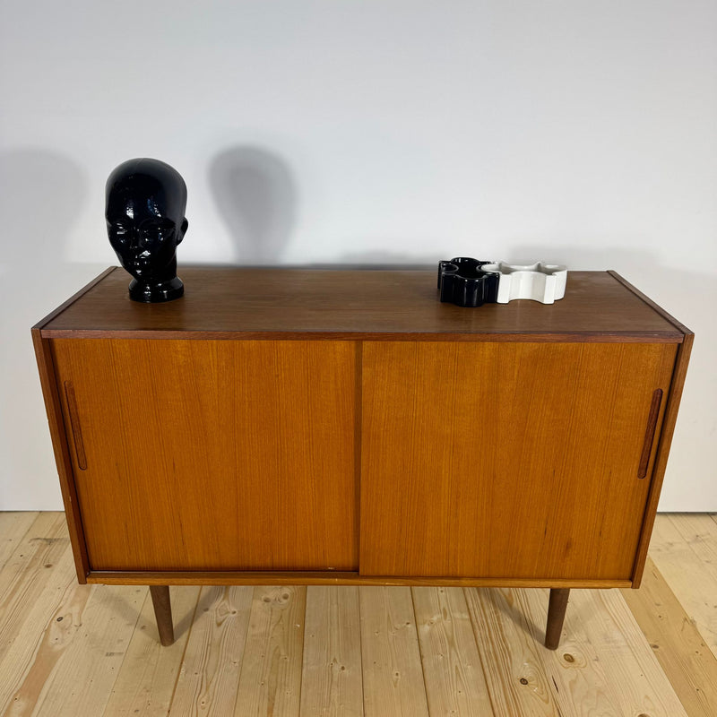 Sideboard danese in teak con ante scorrevoli – Anni ’60
