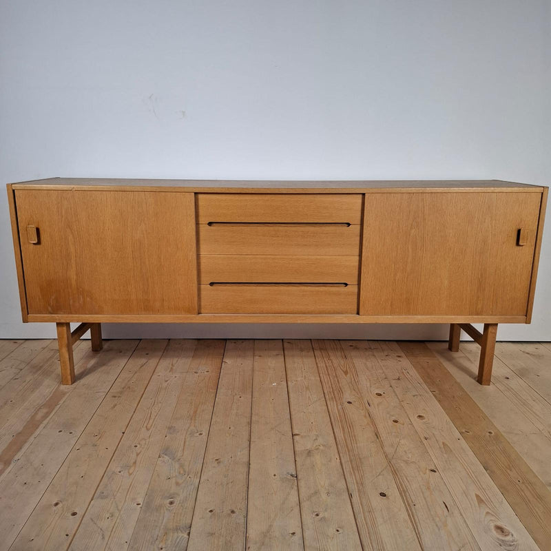 Sideboard “Arild” di Nils Jonsson per Troeds – Svezia, 1960 in legno di rovere