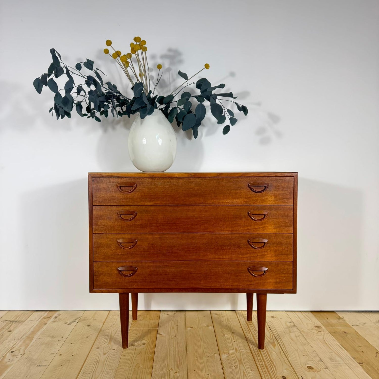 Cassettiera Kai Kristiansen in teak anni 60, vista frontale completa.