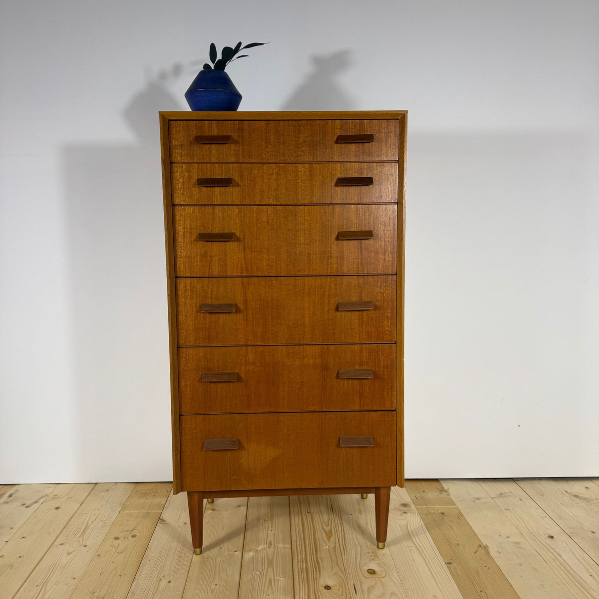 Cassettiera vintage in teak design scandinavo anni 60, vista frontale