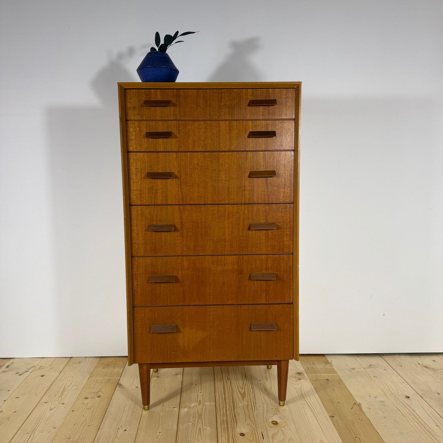 Cassettiera vintage in teak design scandinavo anni 60, vista frontale