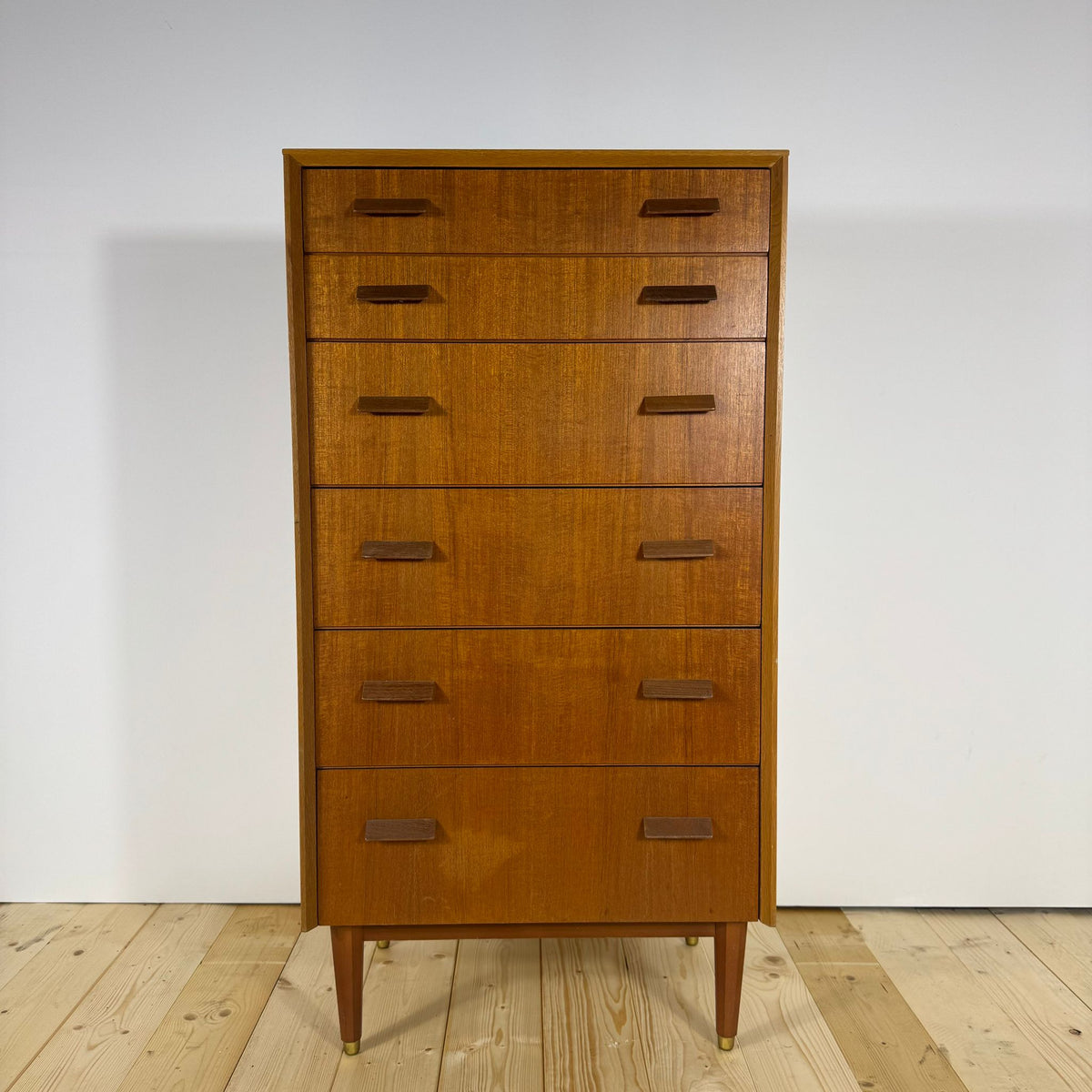 Comò vintage in legno di teak, vista di tre quarti.