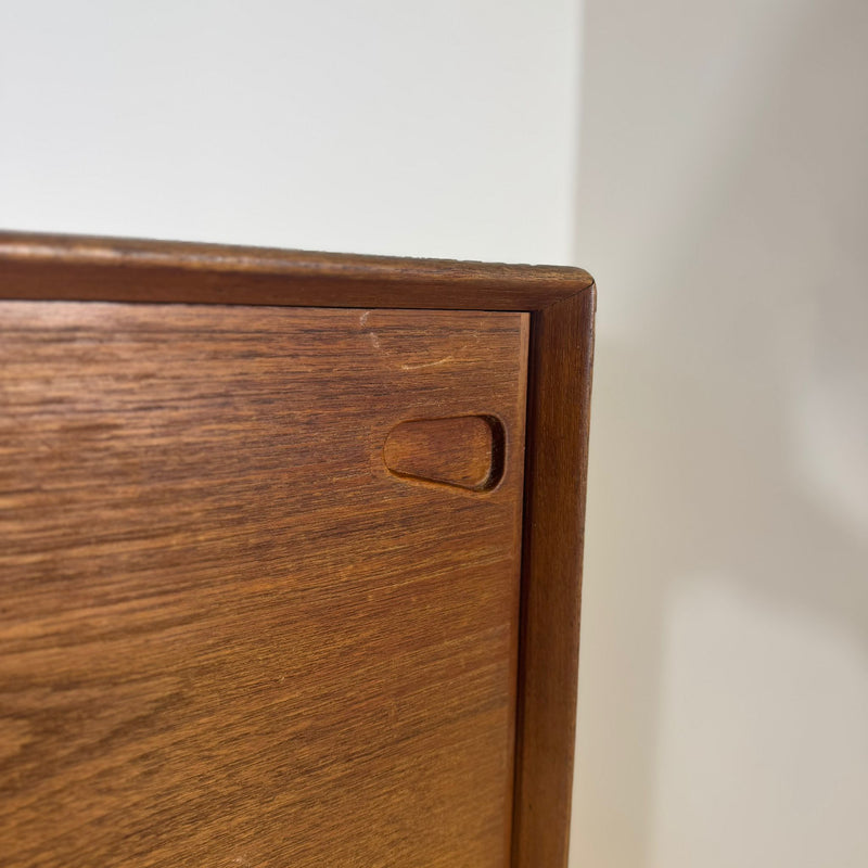 Credenza aperta, vista ripiani interni e capacità di stoccaggio.