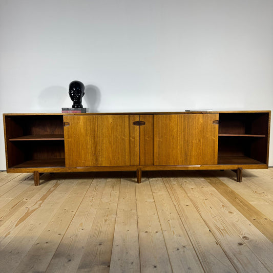Credenza danese di lusso in brazilian wood anni 60, vista tre quarti.
