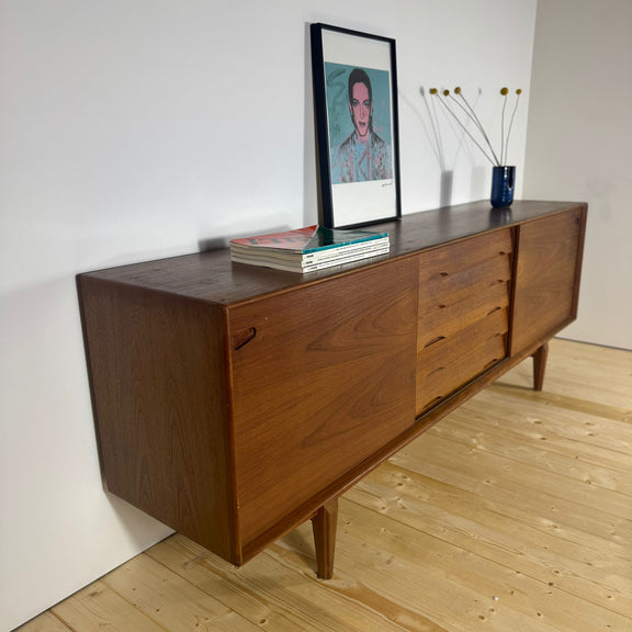 Credenza di design Rosengren Hansen ambientata in salotto elegante.