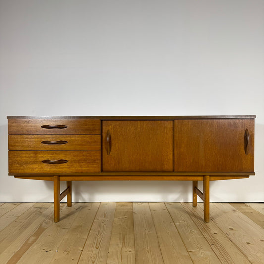 Credenza mid-century design scandinavo in teak, vista di tre quarti.