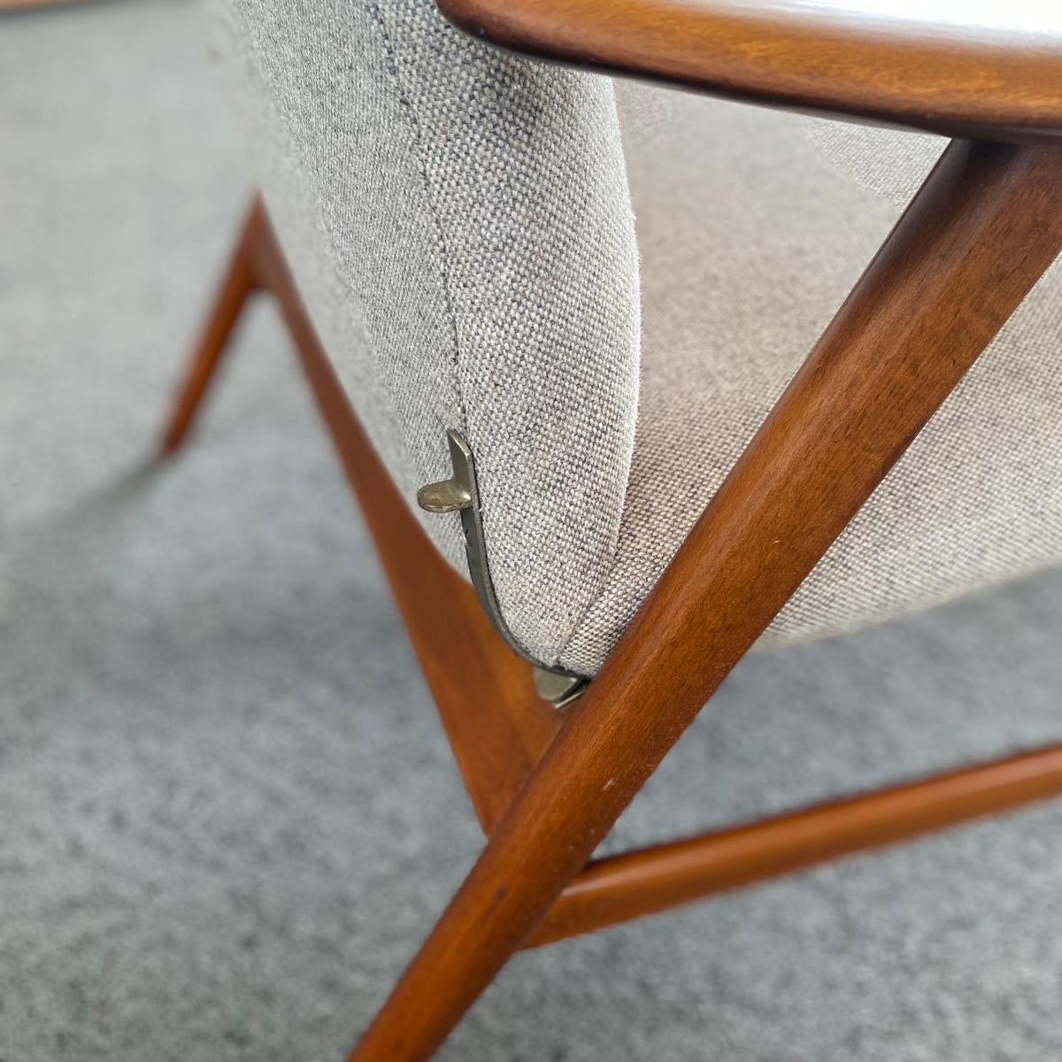 Dettaglio braccioli curvati in legno massello e struttura.