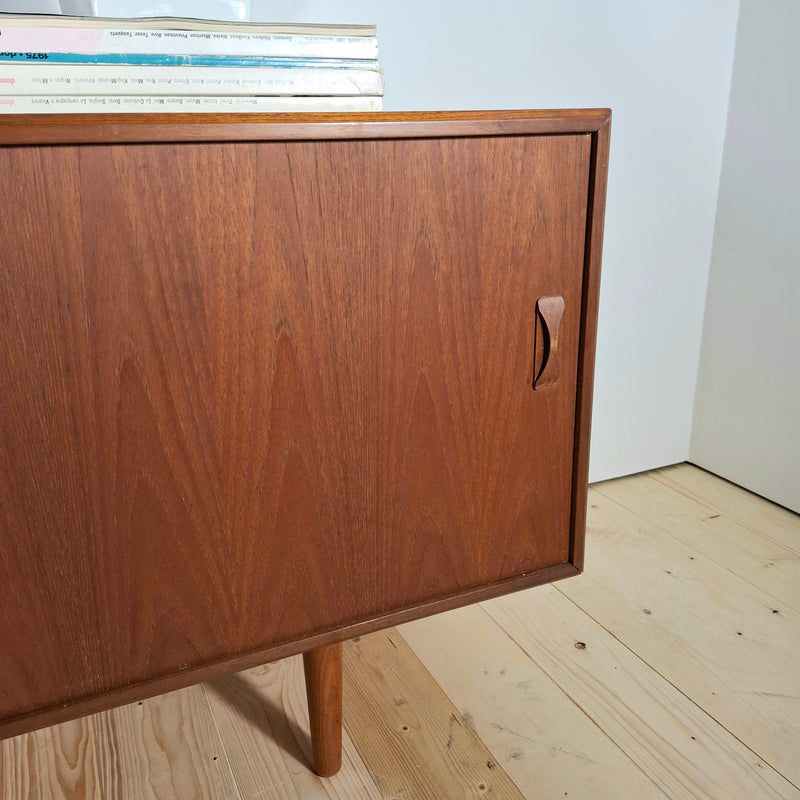 Dettaglio maniglie a farfalla (bowtie handles) tipiche di Clausen & Son.