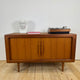 Sideboard Dyrlund in teak con ante a scomparsa, Danimarca 1960