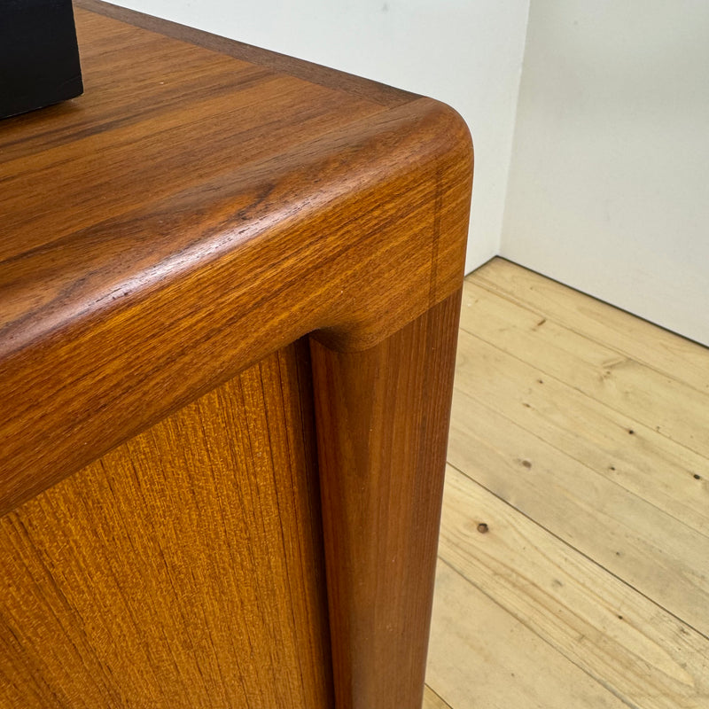 Sideboard Dyrlund in teak con ante a scomparsa, Danimarca 1960