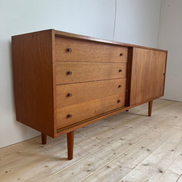 Elegante sideboard danese degli anni sessanta
