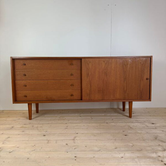 Elegante sideboard danese degli anni sessanta