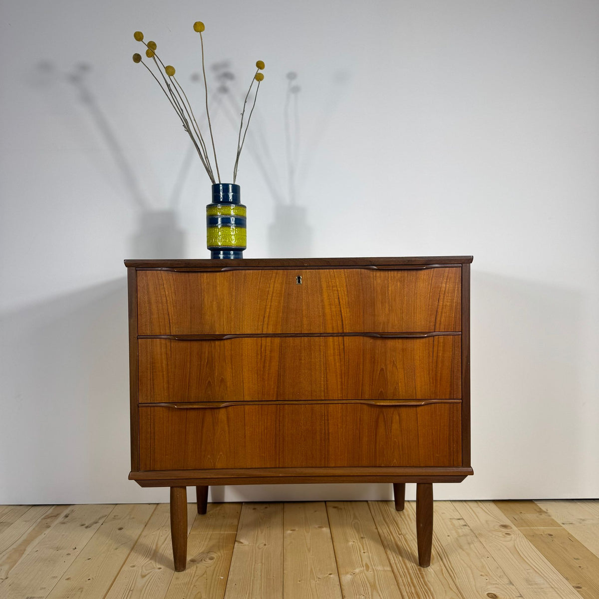 Esempio di utilizzo come comodino o mobiletto ingresso design anni 60.