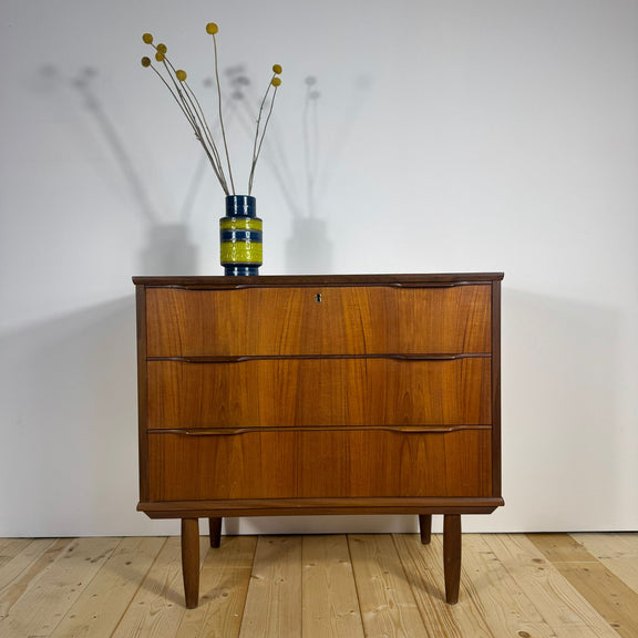 Esempio di utilizzo come comodino o mobiletto ingresso design anni 60.