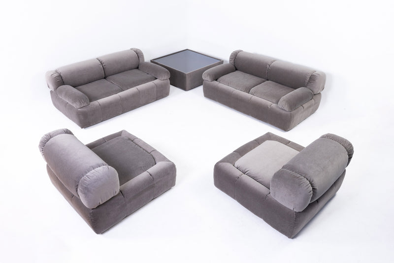 Set da salotto italiano con due divani, due poltrone e tavolino, 1970