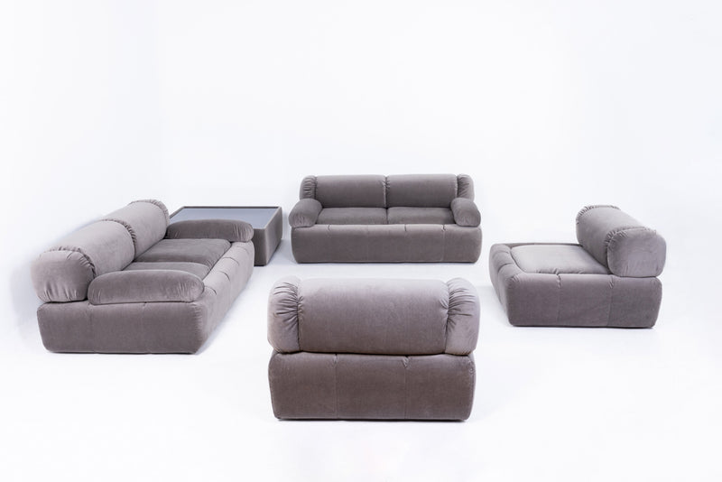 Set da salotto italiano con due divani, due poltrone e tavolino, 1970