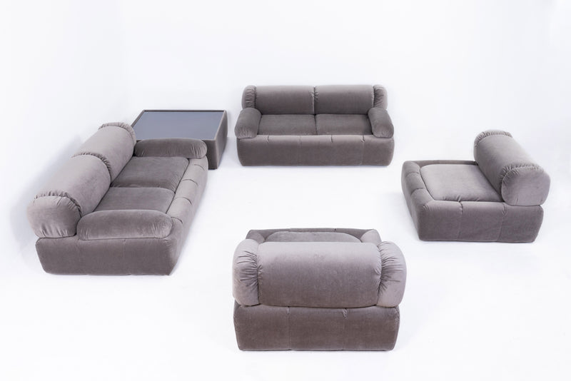 Set da salotto italiano con due divani, due poltrone e tavolino, 1970