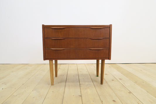 Comodino in teak con tre cassetti, anni ’60