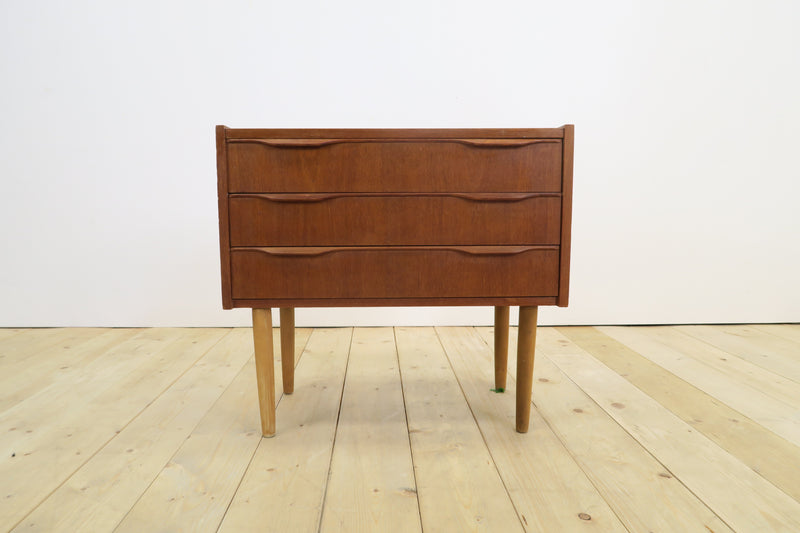 Comodino in teak con tre cassetti, anni ’60