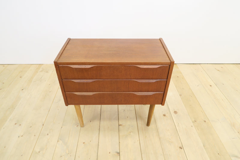 Comodino in teak con tre cassetti, anni ’60