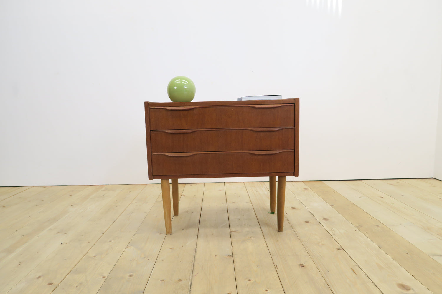 Comodino in teak con tre cassetti, anni ’60